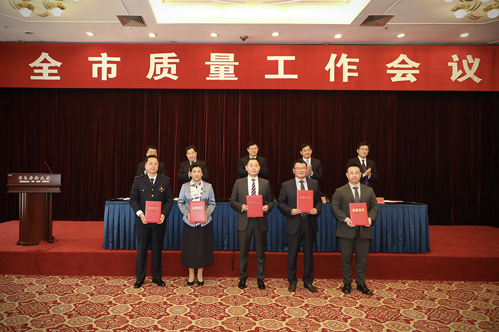 2海大生物集團(tuán)創(chuàng)始人、董事長單俊偉（右二）上臺領(lǐng)獎.jpg